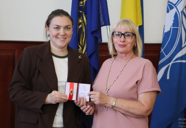 Вітаємо завідувачку кафедри з відзнакою "Відмінник освіти"!